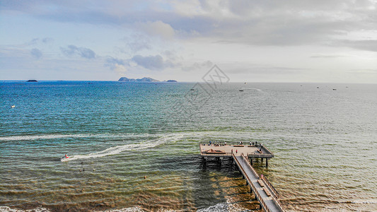 出海港海岛的栈桥航拍图背景