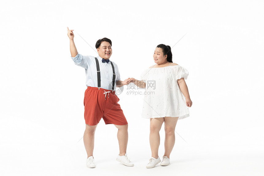 年轻肥胖情侣携手舞蹈图片