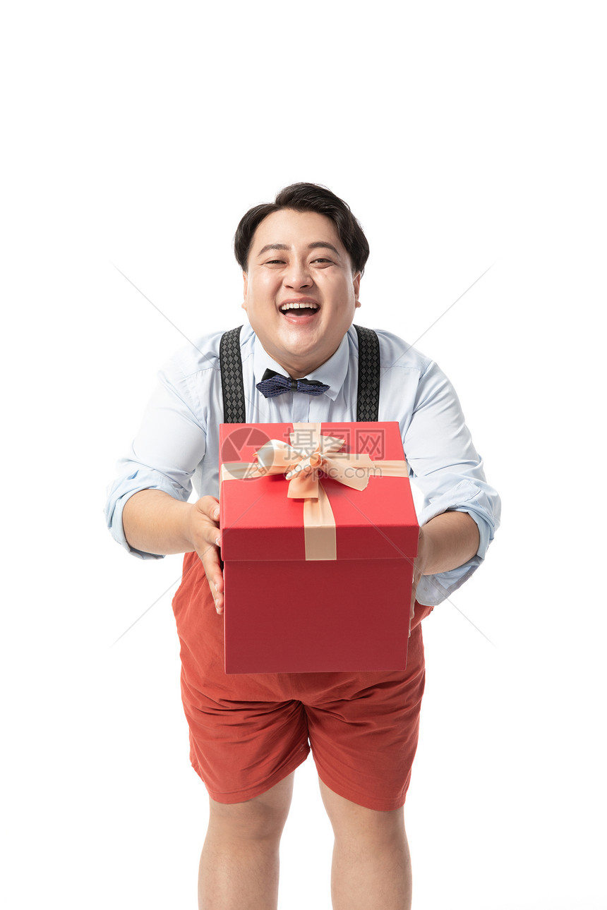 肥胖男生抱着礼物盒图片