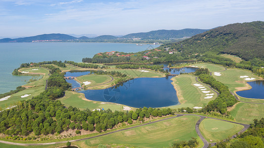 无锡湖边的高尔夫球场高清图片