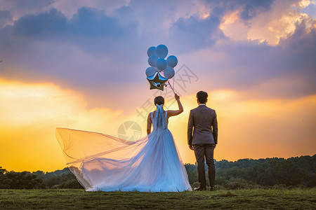 婚纱天空落日夕阳下的情侣背景