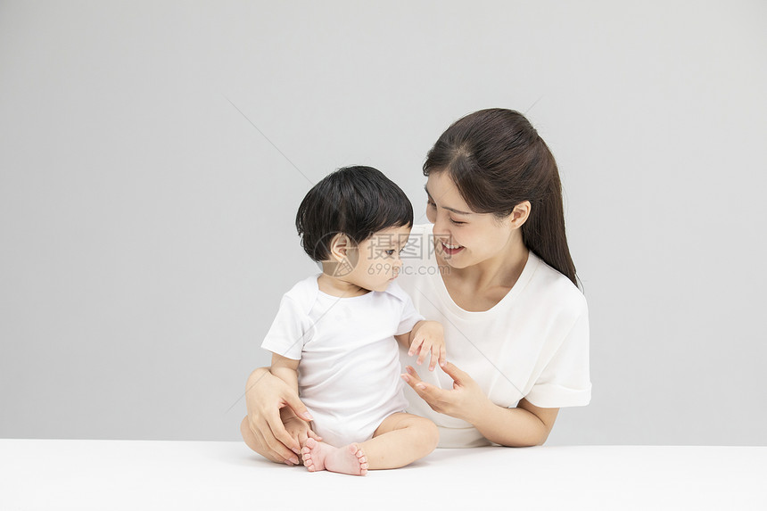 年轻妈妈和宝宝互动形象图片
