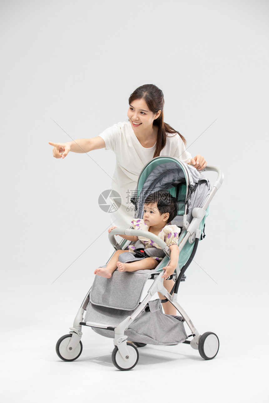 年轻妈妈用婴儿车带娃图片