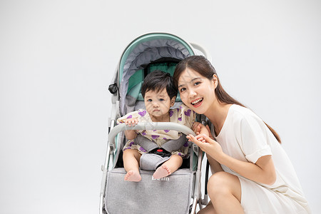 年轻妈妈和宝宝形象中国人高清图片素材