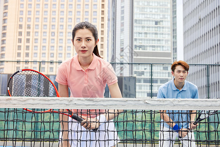 户外打网球的情侣图片