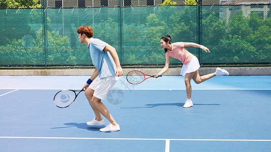 户外网球情侣双打图片