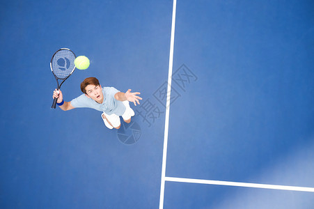 做发球动作的网球运动员图片