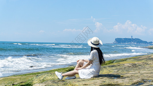 日本海浪镰仓海边女孩背影背景