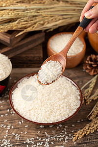 作物白色木勺里的白色大米背景