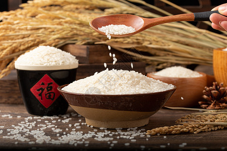 大米种植木勺里的米倒入碗中背景