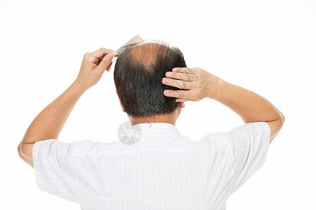 秃头中年男人梳头高清图片