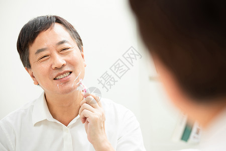 中年男士用手动剃须刀刮胡子图片