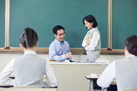 老师答疑自习课上老师给学生答疑背景