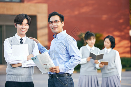 中国高中校园里老师和学生交谈背景