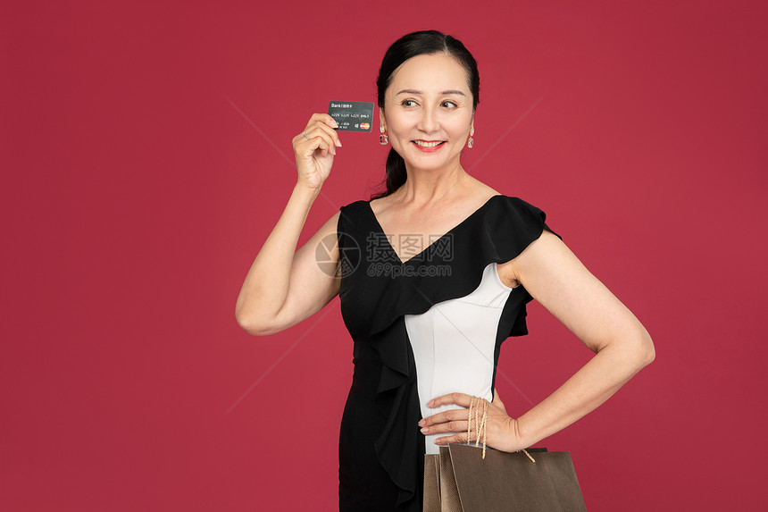 手持信用卡购物中年成熟女性图片