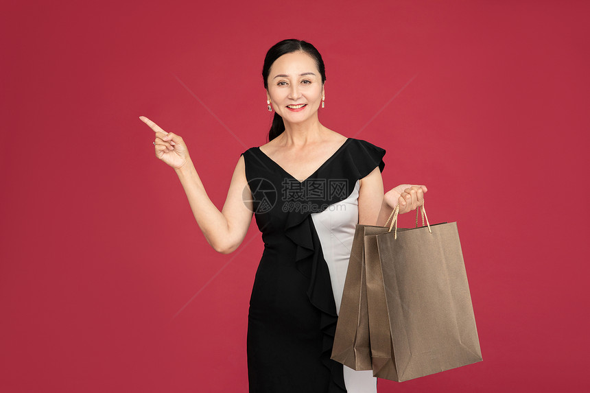 拎购物袋的中年知性女性图片