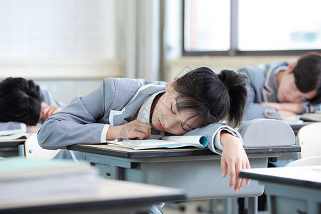 教室睡觉高中生中午在教室午休背景