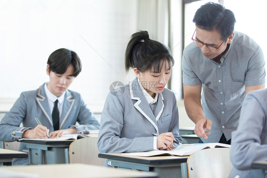 老师给学生辅导课堂作业图片