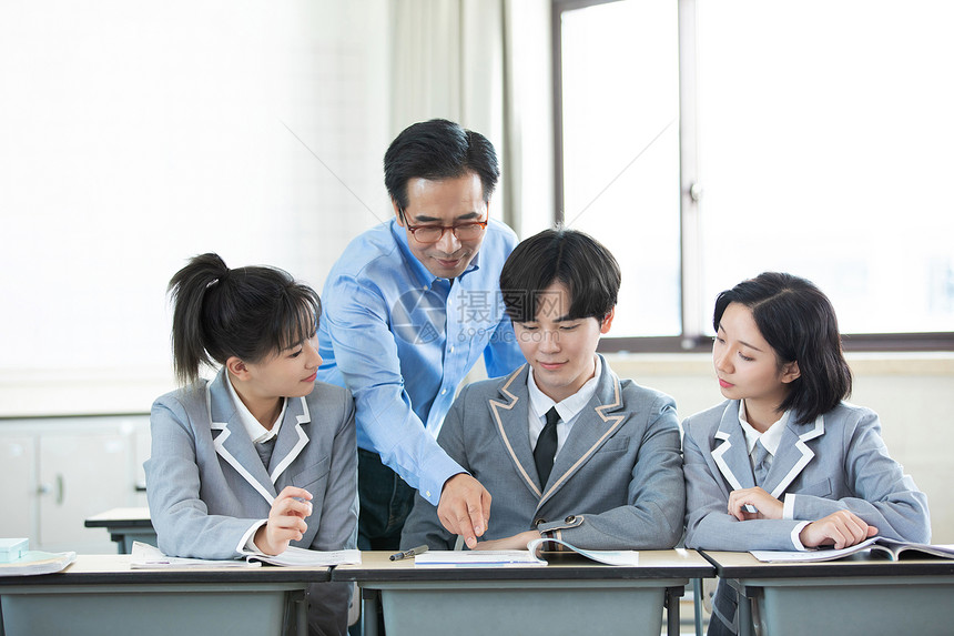 老师给学生辅导课堂作业图片