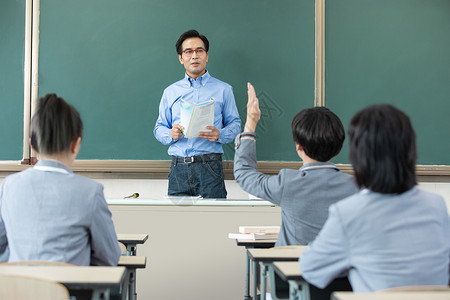 学生积极举手回答问题图片