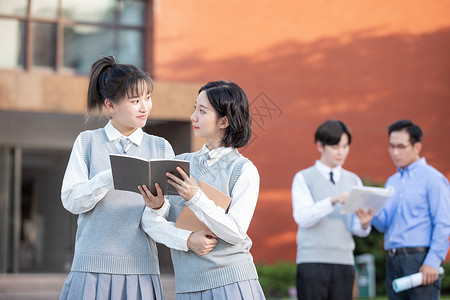 学生在校园里讨论学习图片