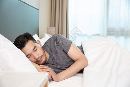 酒店睡眠青年男性在酒店里睡觉休息背景