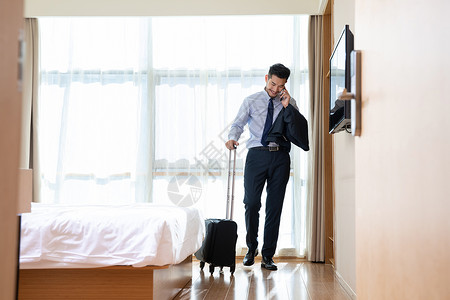 商务男性酒店出行打电话商旅高清图片素材