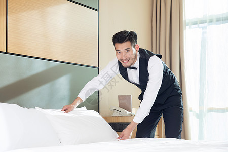 酒店客房服务员整理铺床东方人高清图片素材