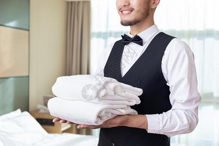 酒店客房服务员端浴巾酒店管理高清图片素材