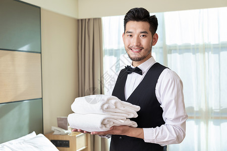 酒店客房服务员端浴巾图片