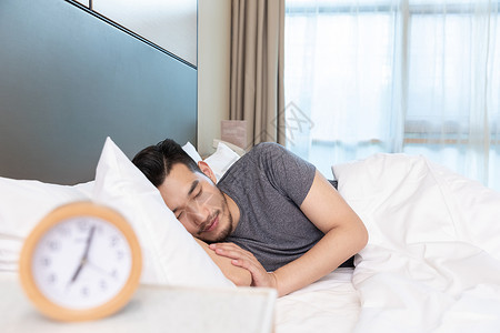 酒店睡眠青年男性在酒店里睡觉休息背景