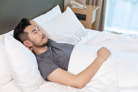 青年男性在酒店里睡觉休息背景图片
