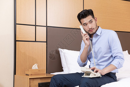 职业男性在酒店出差拨打客服电话图片