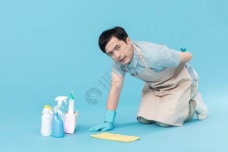做地面清洁的男保洁腰背酸痛图片