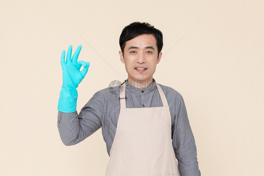 中年男性保洁员OK手势形象图片