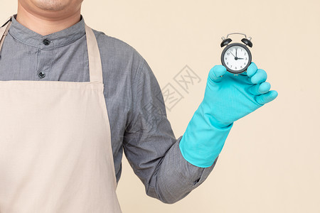 男性家政保洁手拿时钟高清图片