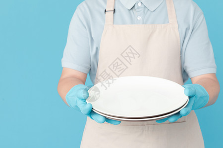 清洁盘子的男性保洁背景图片