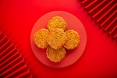 中秋节花饼红色折扇红色系拍摄月饼背景