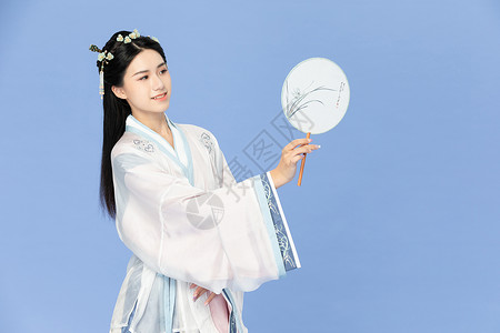 中国风古装汉服美女拿纸扇背景图片