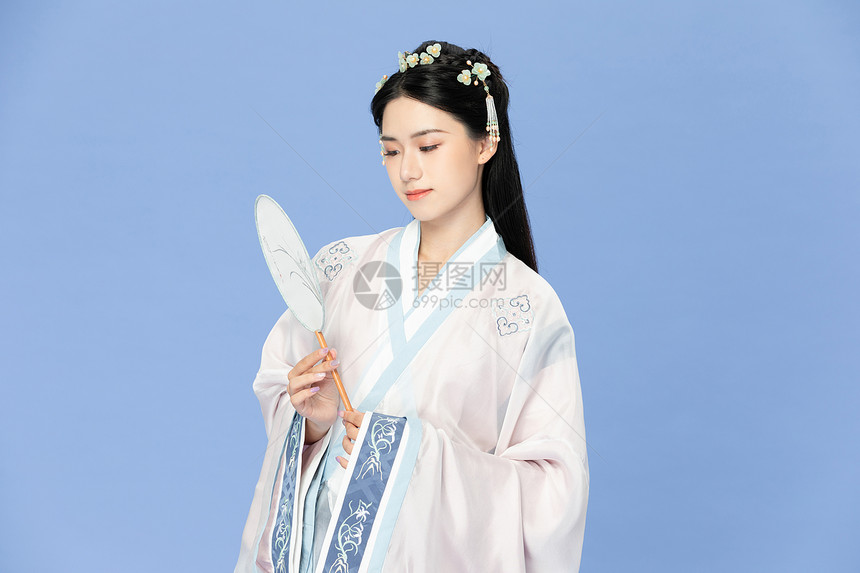 中国风古装汉服美女拿纸扇图片