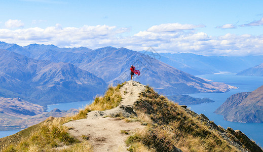 攀登山顶远看罗伊峰登顶的登山者背景