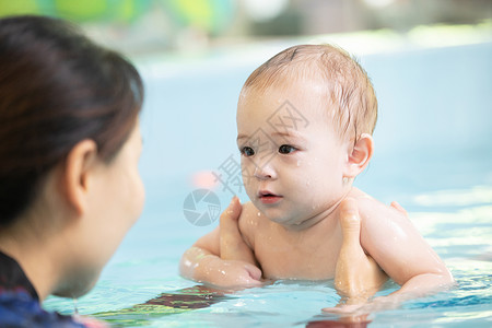 亲子游泳母亲带着婴儿水池游泳背景