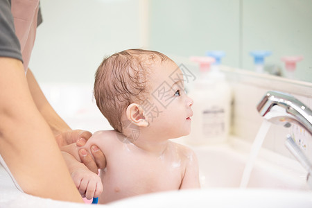 婴儿洗澡特写背景图片