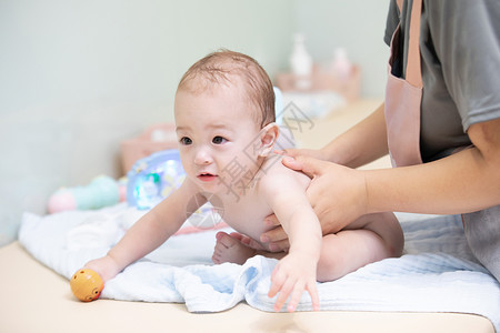 婴儿洗澡后擦身体乳液背景图片
