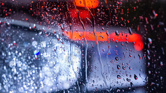 等红灯车暴雨车窗上的雨滴背景