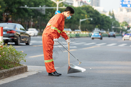 户外打扫城市街道的环卫工人图片素材
