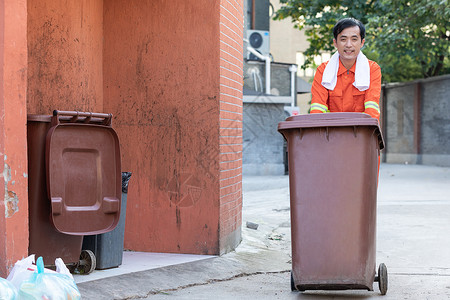 推垃圾桶到垃圾站的环卫工人背景图片
