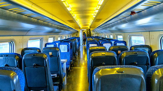 高铁旅客列车车厢内景高清图片