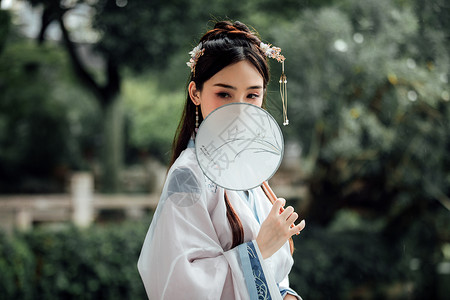 中国风古风汉服美女手持圆扇蒙面背景