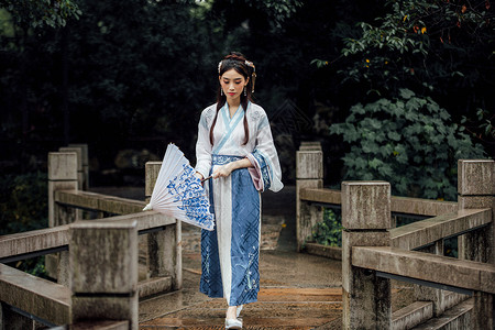 古风石桥素材中国风古风汉服美女撑伞走来背景